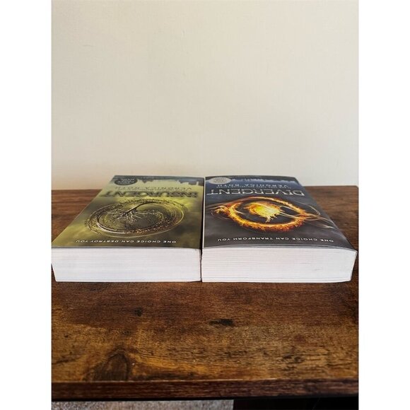 Divergent & Insurgent by Veronica Roth Paperback Lot of 2 Books New - Picture 6 of 6